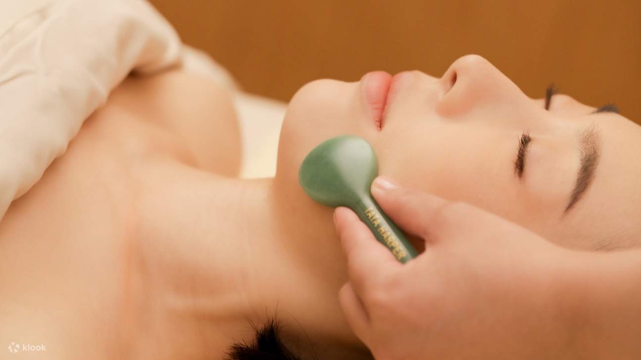 Rise and Shine adalah cara sempurna untuk memulai hari Anda. Setelah mengikuti salah satu kelas kebugaran kami, segarkan diri dengan Facial Tata Harper selama 60 menit agar Anda bersinar dan tampak cerah sepanjang hari.